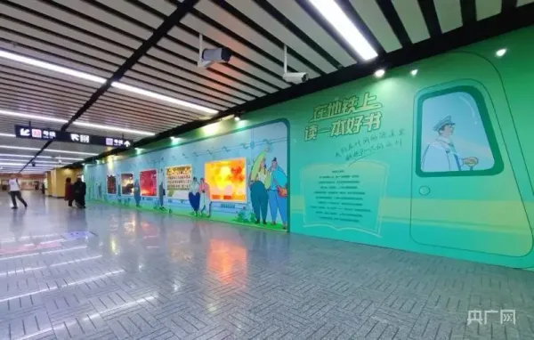 “書香上海”進地鐵成為流動風景線